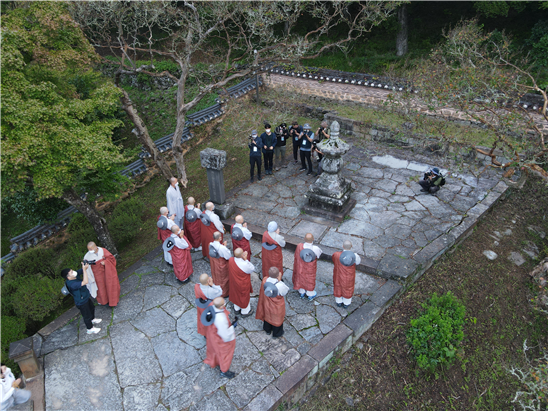 순례대중이 입재식 후, 불일보조국사감로탑을 참배하는 모습(송광사).png